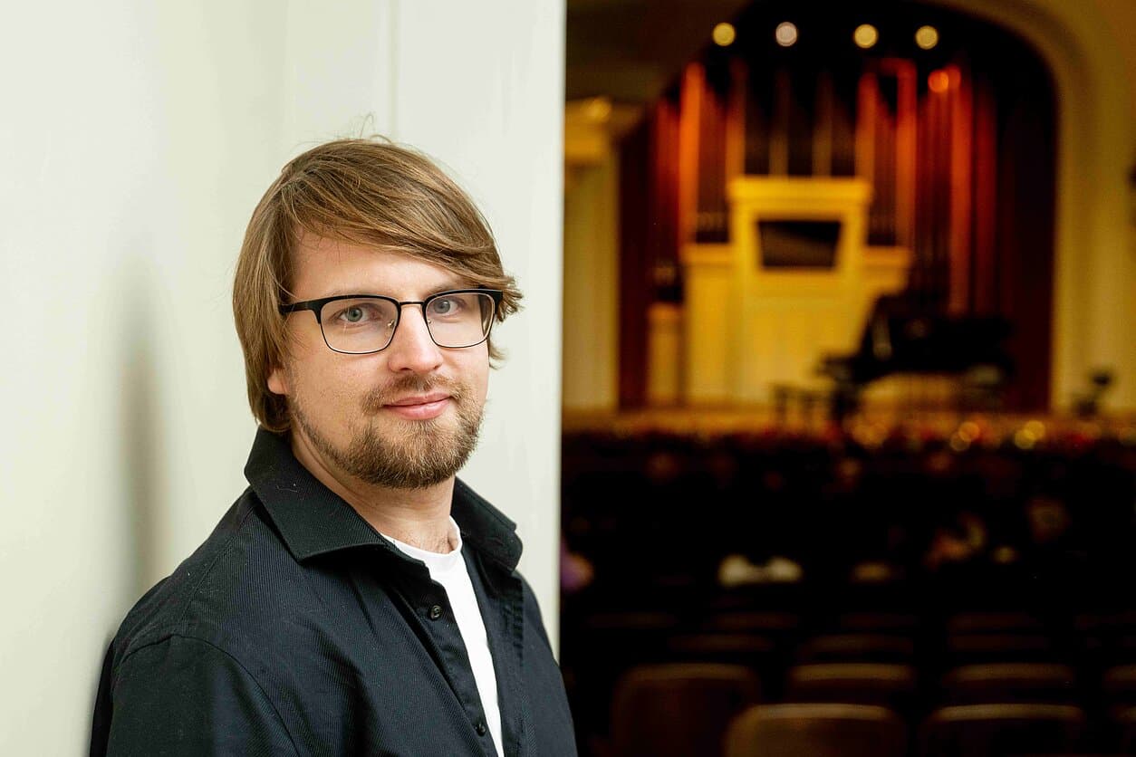 Jaunasis kūrėjas D. Digimas pristato kūrinį Valstybės dienai